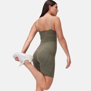 Outdoor Voices Zoom 8" Bodysuit | Sandstone/Tea Tree • XS